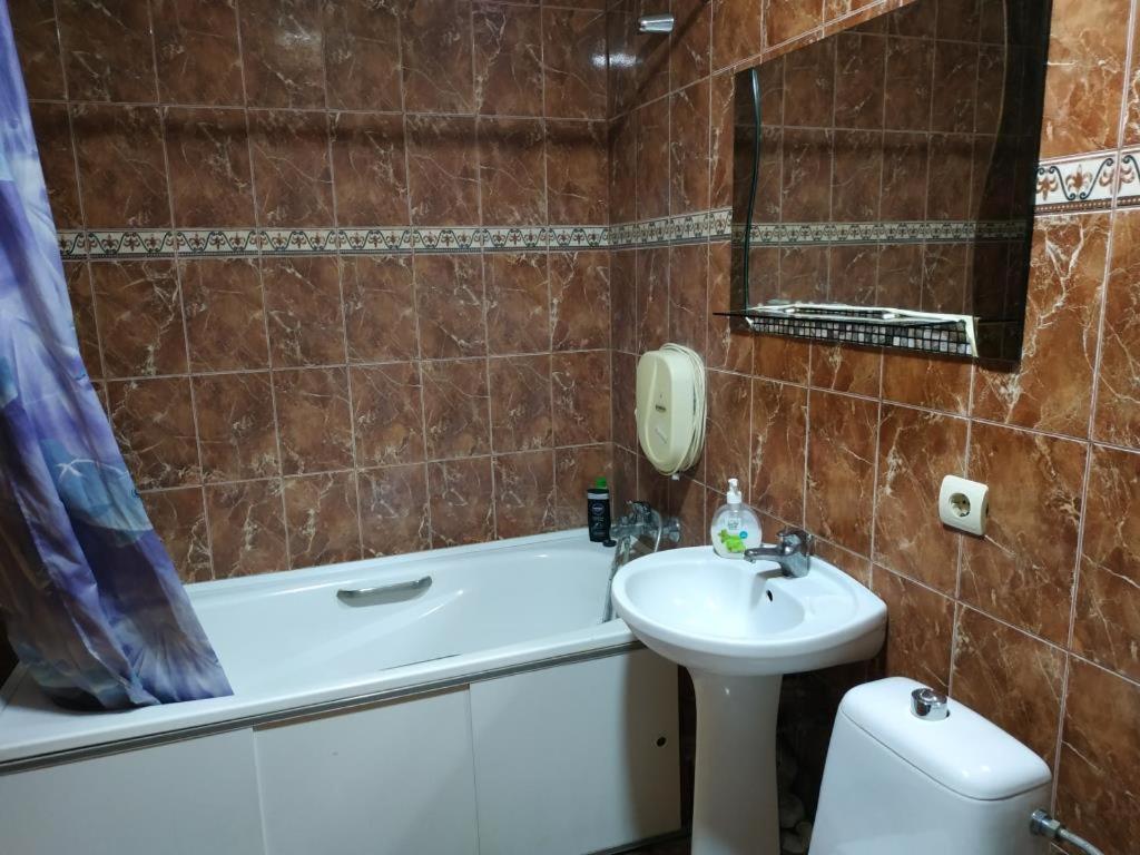 Nice Apartment Near Gulliver Kiev Bagian luar foto
